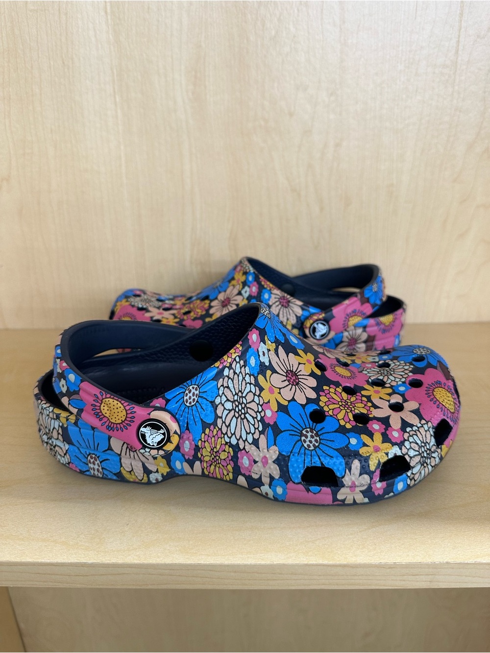 Crocs floral whismy whimsical art flower clogs size 7 women’s